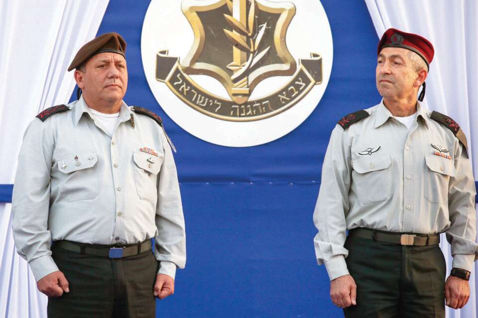 האלוף רוני נומה (מימין) לצד הרמטכ"ל גדי איזנקוט // צילום: אורן בן חקון , 