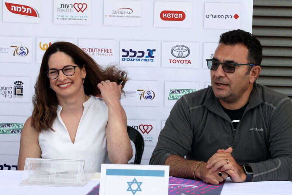 הלוי עם מאמנה יעקב בנינסון , קרן איזיקסון