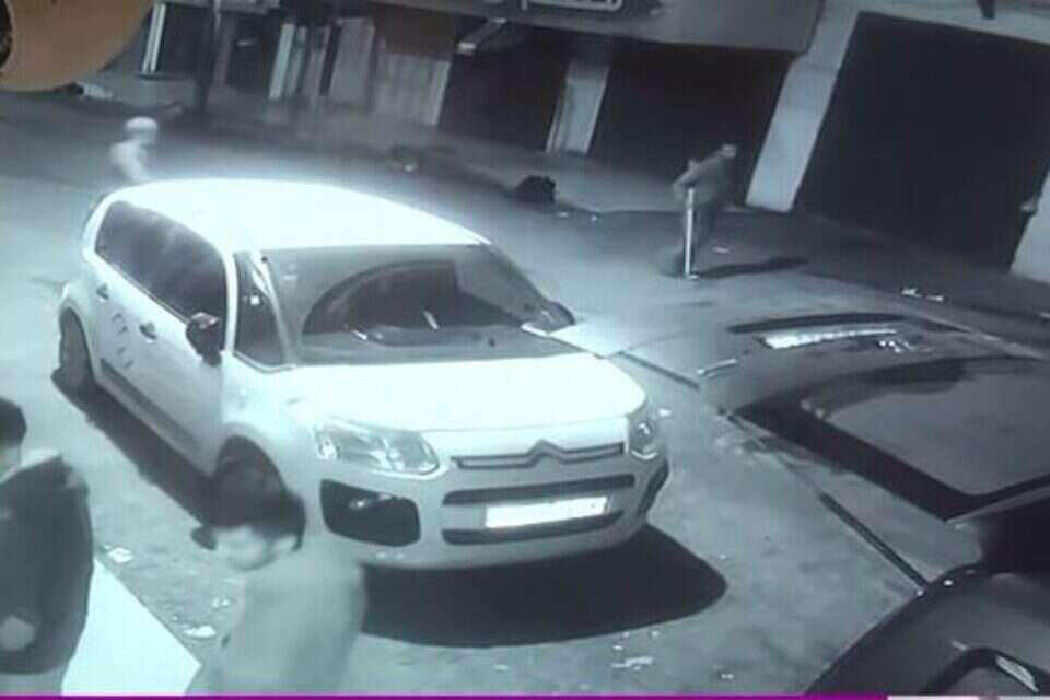 תיעוד הפלשתיני צועד עם מקל בידו שניות ספורות לפני הירי ,