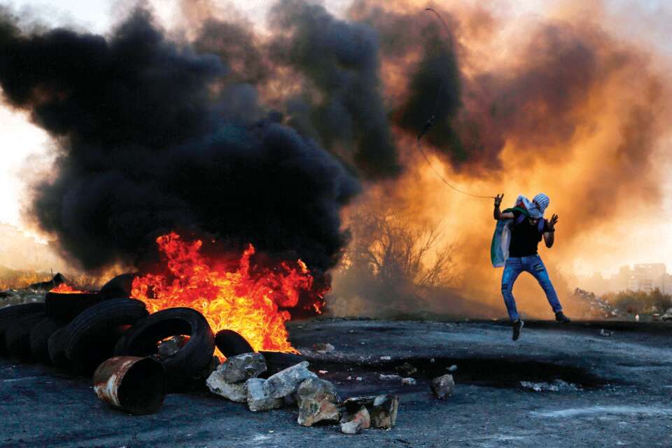 מתפרעים פלשתינים ברמאללה // צילום: אי.אף.פי ,