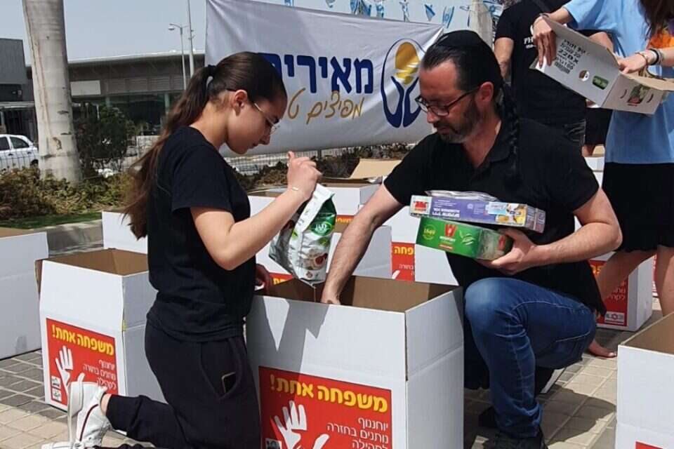 טל יצחק, בעלה של לורה יצחק ז"ל, באריזות מזון לזכרה , בנג'ו תקשורת
