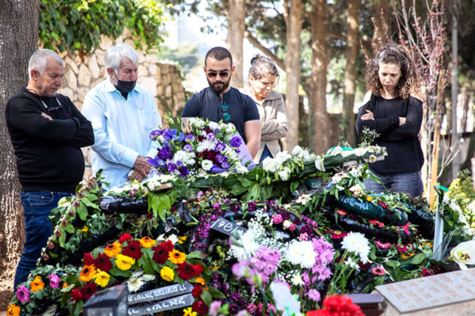 להעניש את מתווכי הטרור, להחרים את רכושם, לגרשם אם צריך. משפחתו של אמיר ח'ורי ז"ל על קברו , מישל דוט קום