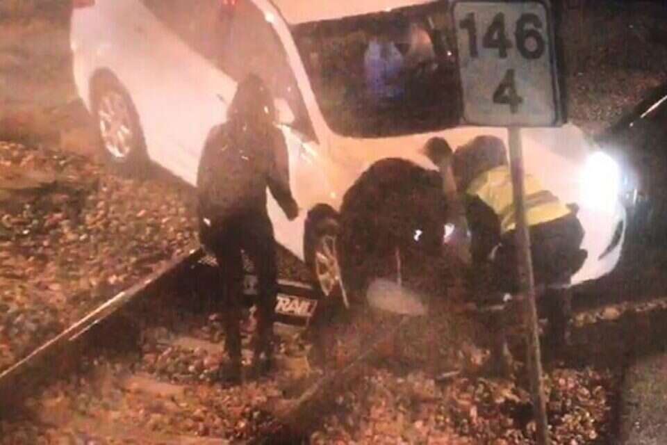 המכונית נתקעה על פסי הרכבת // צילום: מוקד הבטיחות של רכבת ישראל ,