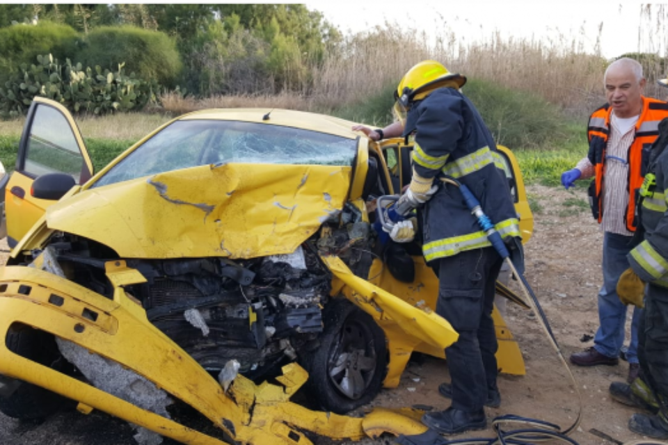 זירת התאונה בעין השלושה // צילום: כבאות והצלה נגב ,