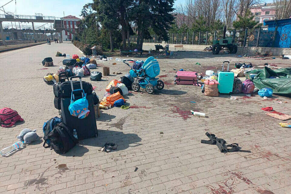 כתמי דם בכל מקום. זירת הפיצוץ בתחנת הרכבת במזרח אוקראינה , אי.פי