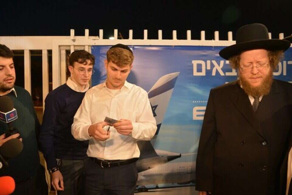 חרדים מוחים מול משרדי אל על // צילום: יהודה שלזינגר // חרדים מוחים מול משרדי אל על // צילום: יהודה שלזינגר ,