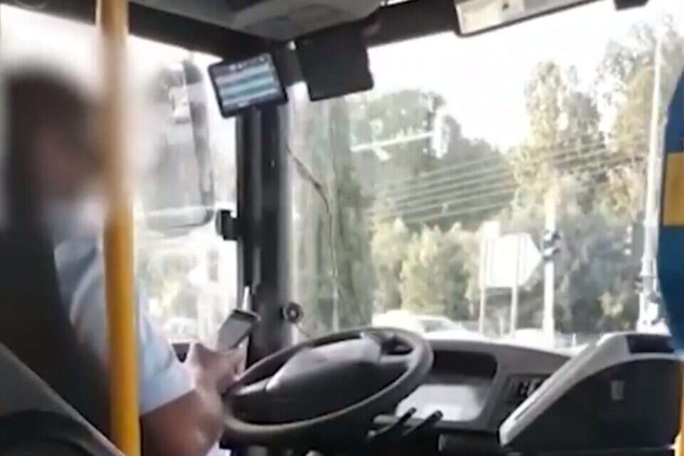 נהג שנתפס מסמס בנהיגה // צילום: דוברות המשטרה ,