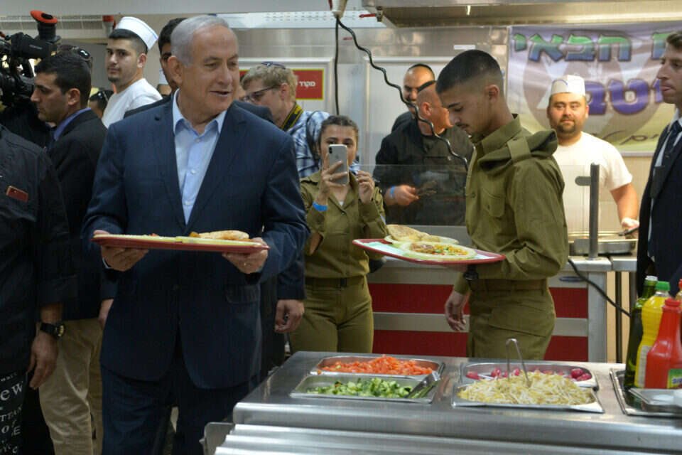 נתניהו עם מתגייסי השריון הטריים // צילום: יוסי זליגר ,