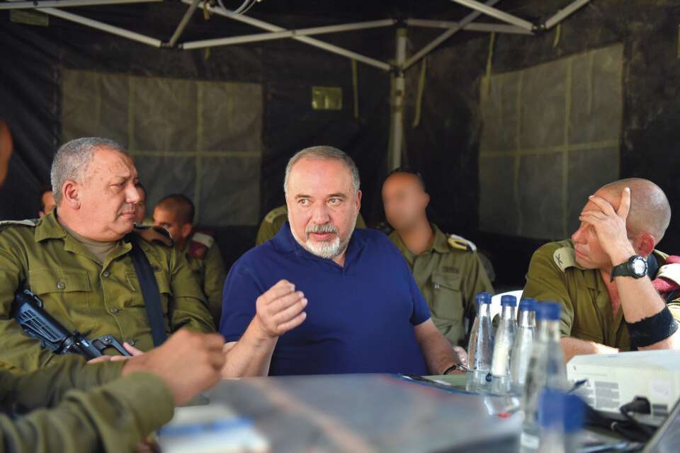 ליברמן ואיזנקוט בעת הקדנציה של יו"ר ישראל ביתנו כשר ביטחון , אריאל חרמוני/משרד הביטחון