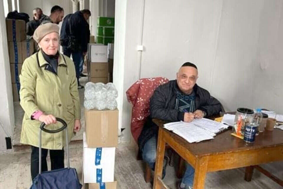 חלוקת ערכות חג באחת העיירות , הפדרציה של הקהילות היהודיות באוקראינה