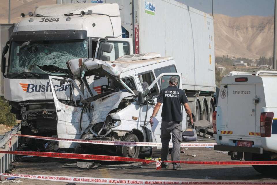 זירת התאונה הקטלנית // צילום: אורן בן חקון ,