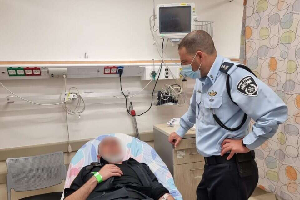 נצ"צ מרדכי מבקר את פקד ו' בבית החולים ברזילי , דוברות המשטרה