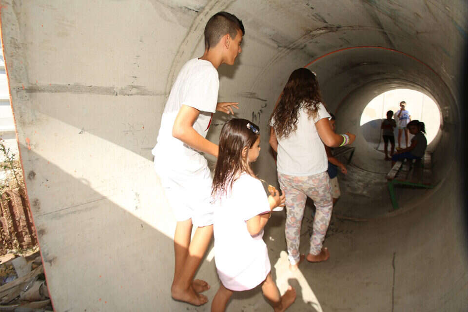 ילדים בעוטף עזה במיגונית // צילום: מירי צחי ,
