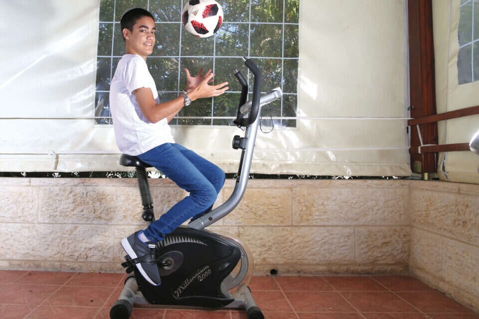 צילום: מרים צחי // "בשנה הבאה אני אהיה חזק, שרירי ומהיר הרבה יותר". וקנין בביתו, אחרי ההשתלה ,