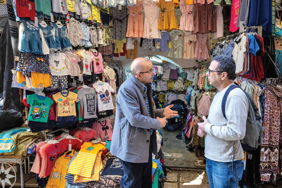 סלאח מיטוואן (משמאל), בעל חנות בגדים , אורן בן חקון