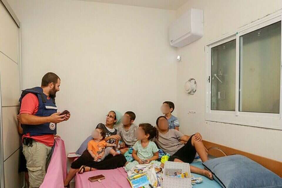 משפחה בממ"ד בעוטף עזה // צילום: יהודה פרץ ,