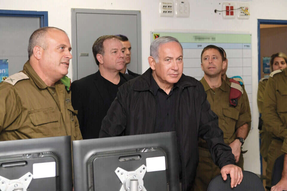 מבקריו עושים לו את העבודה. נתניהו באוגדת עזה // צילום: עמוס בן גרשום/לע"מ // מבקריו עושים לו את העבודה. נתניהו באוגדת עזה ,