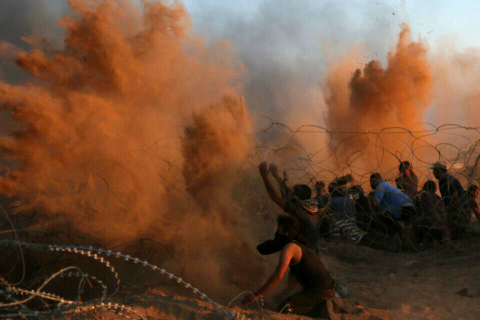 דרכים חדשות להסתיר חדירות לגדר. מפגינים פלשתינים מייצרים "מסך חול" // צילום: AP , 