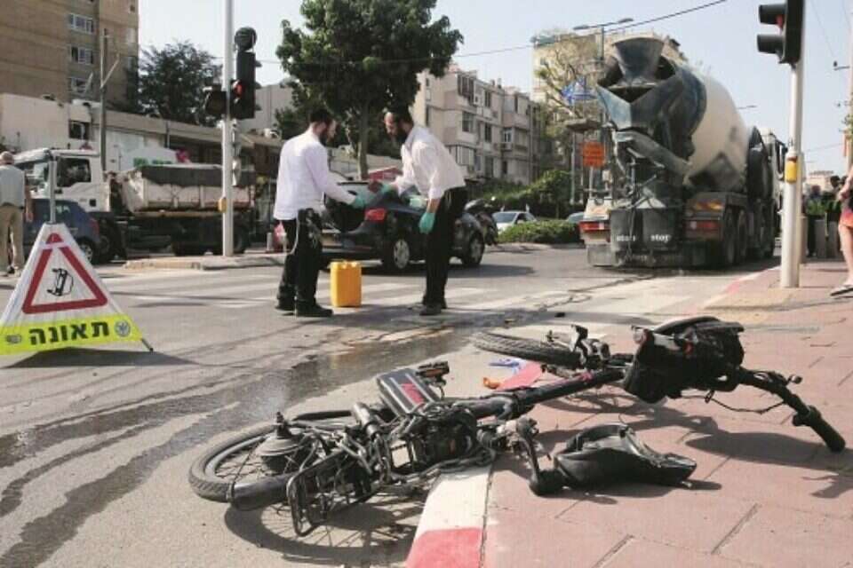 תאונת דרכים עם אופניים חשמליים// צילום: קוקו ,