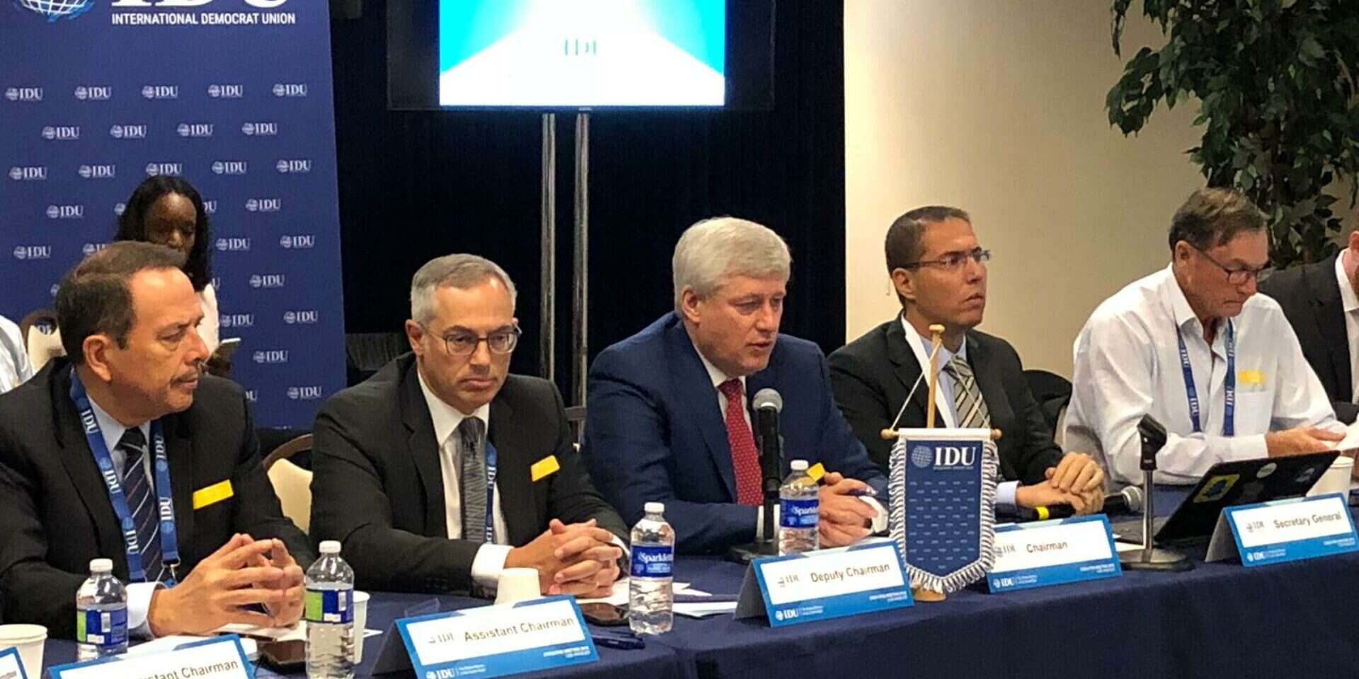 אלי חזן, ראש אגף קשרי חוץ בליכוד (שני מימין) ולידו ראש ממשלת קנדה לשעבר, סטיבן הרפר // צילום: צורי סיסו ,