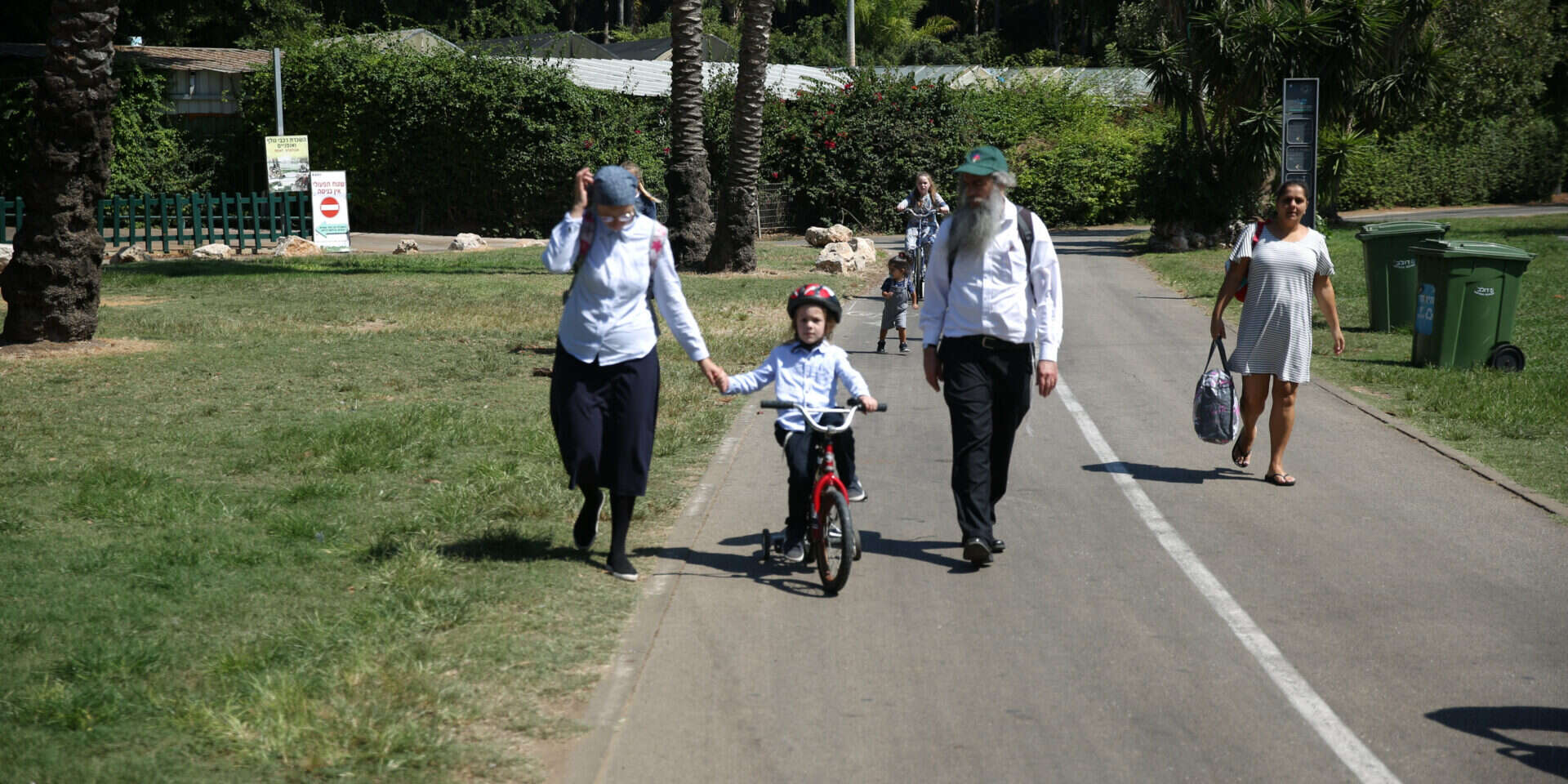 מטיילים בפארק גני יהושע בתל אביב // צילום: יהושע יוסף ,