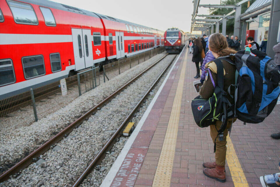 שיבושים בתנועת הרכבות // צילום ארכיון: יהושע יוסף ,