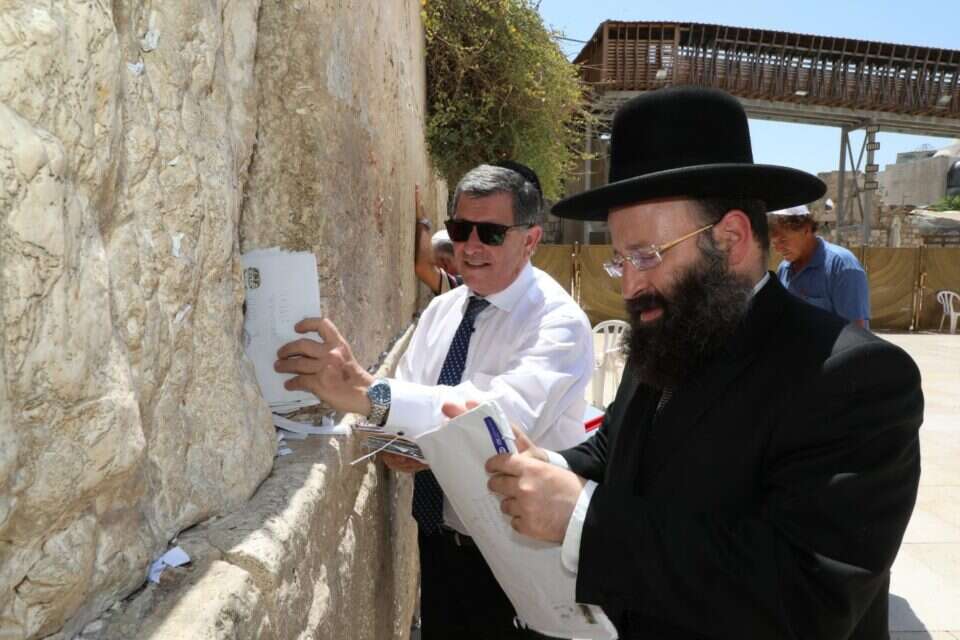רב הכותל ומנכ"ל דואר ישראל // צילום: ששון תירם ,