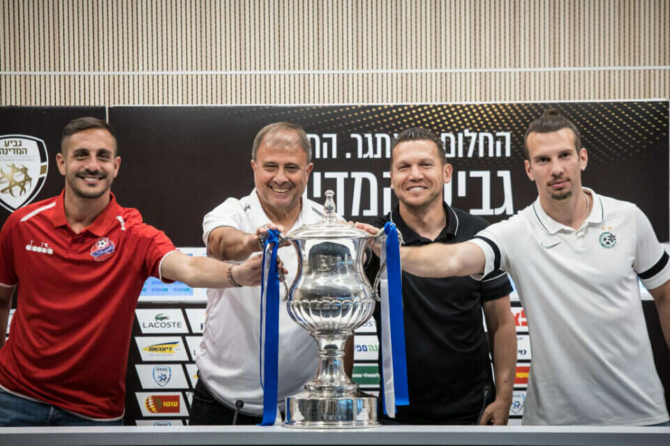 השחקנים והמאמנים עם הגביע , עודד קרני