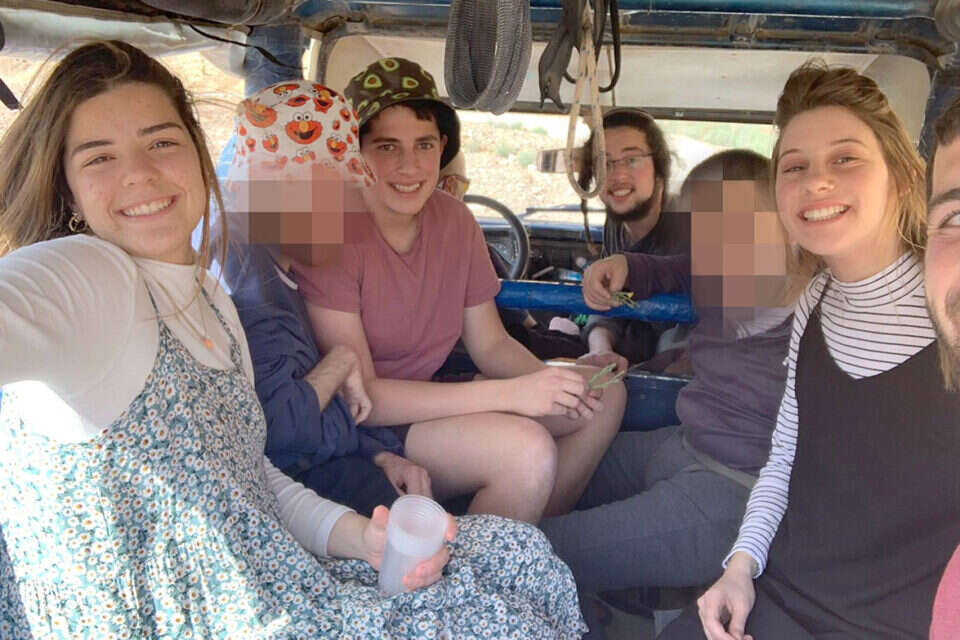 בנות השירות והחוסים במהלך הטיול , מרכז עדי ירושלים