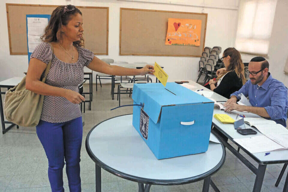 מצביעה בבחירות המקומיות // צילום: יהושע יוסף //  , 