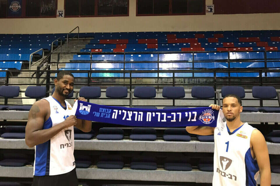 דיקסון (מימין) וארמסטרונג. "מרגישים את המשפחתיות" // צילום: דוברות בני הרצליה // דיקסון (מימין) וארמסטרונג. "מרגישים את המשפחתיות" ,