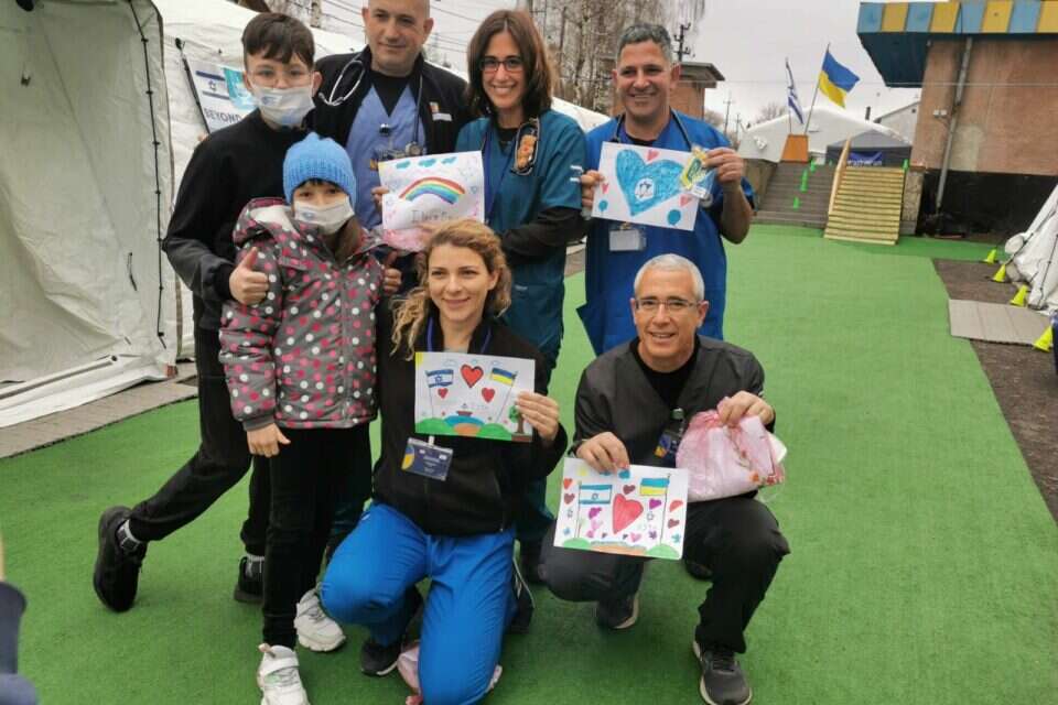ד"ר קרן שחר־ניסן (עומדת שנייה מימין) עם טאיסיה ואחיה, והצוות משניידר , 