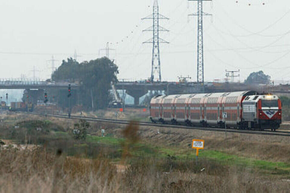 עבודות על רכבת ישראל באזור רשפון שפיים (ארכיון) ,