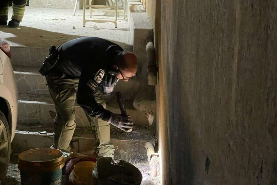 כוחות הביטחון בודקים את הרסיס שנפל בחצר בית בשדרות , יהודה פרץ