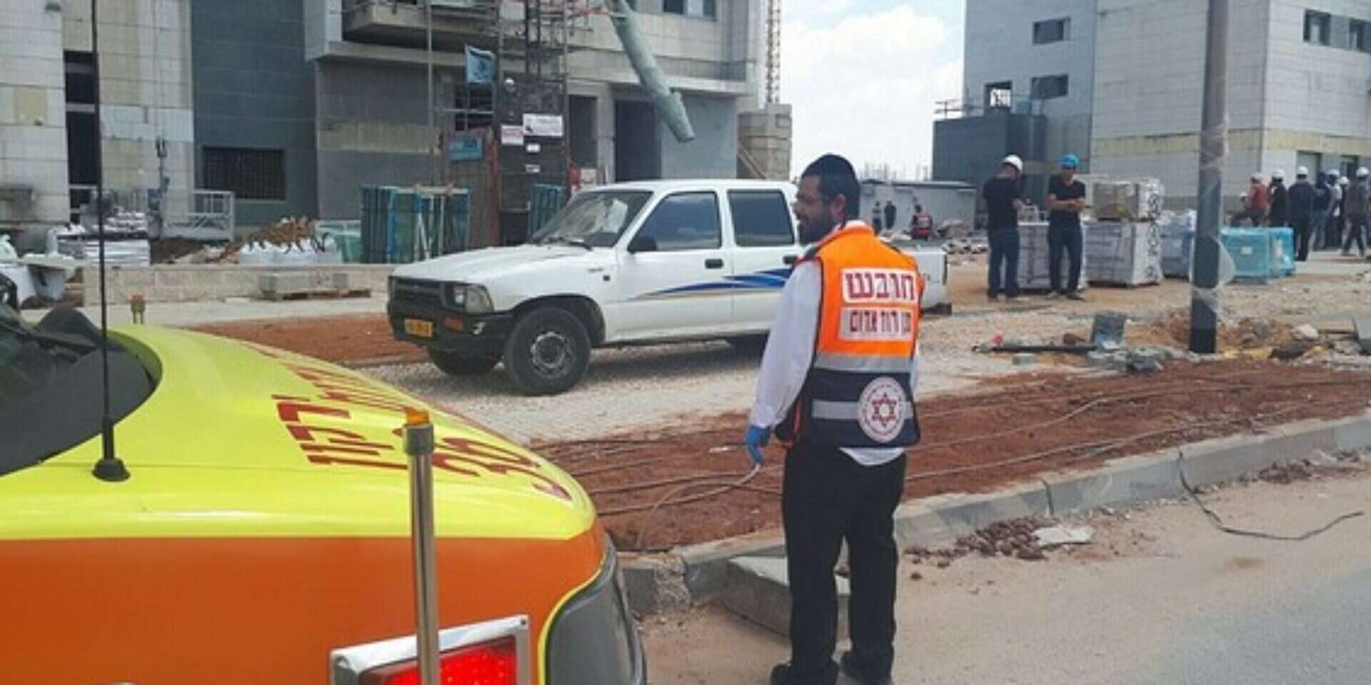 המעלית באתר הבנייה // צילום: מד"א , 
