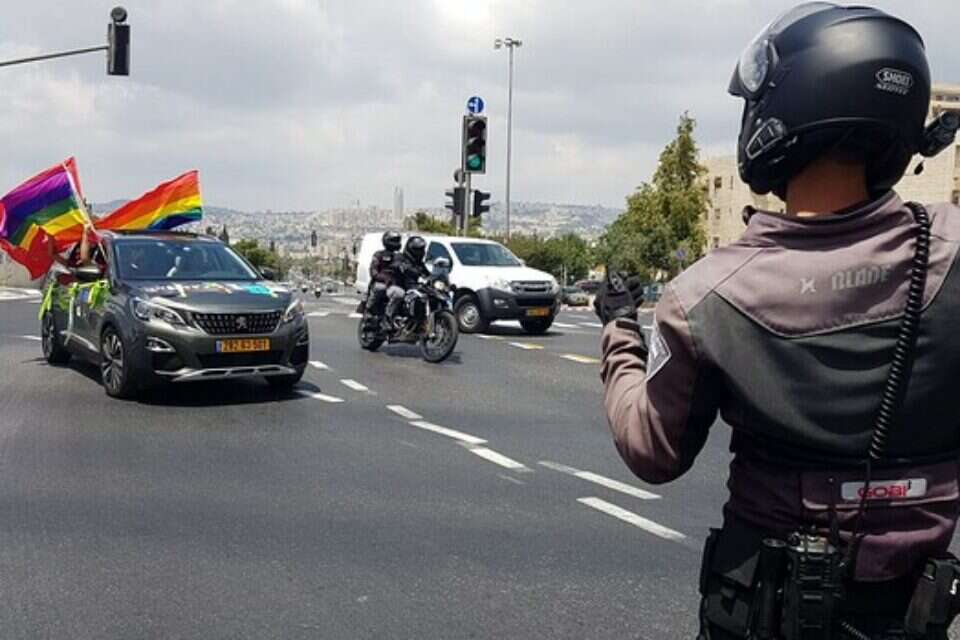 שוטר מסדר תנועה לקראת מצעד הגאווה // צילום: דוברות המשטרה ,