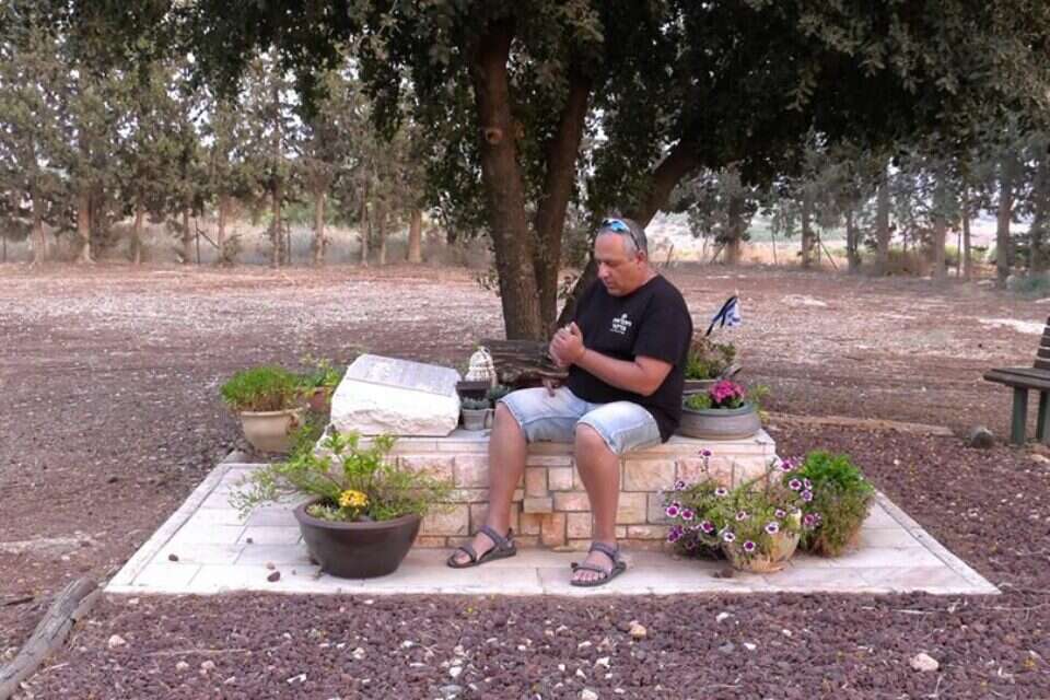 אביו של נדב ליד קברו // צילום: ענבל שפרינצק ,