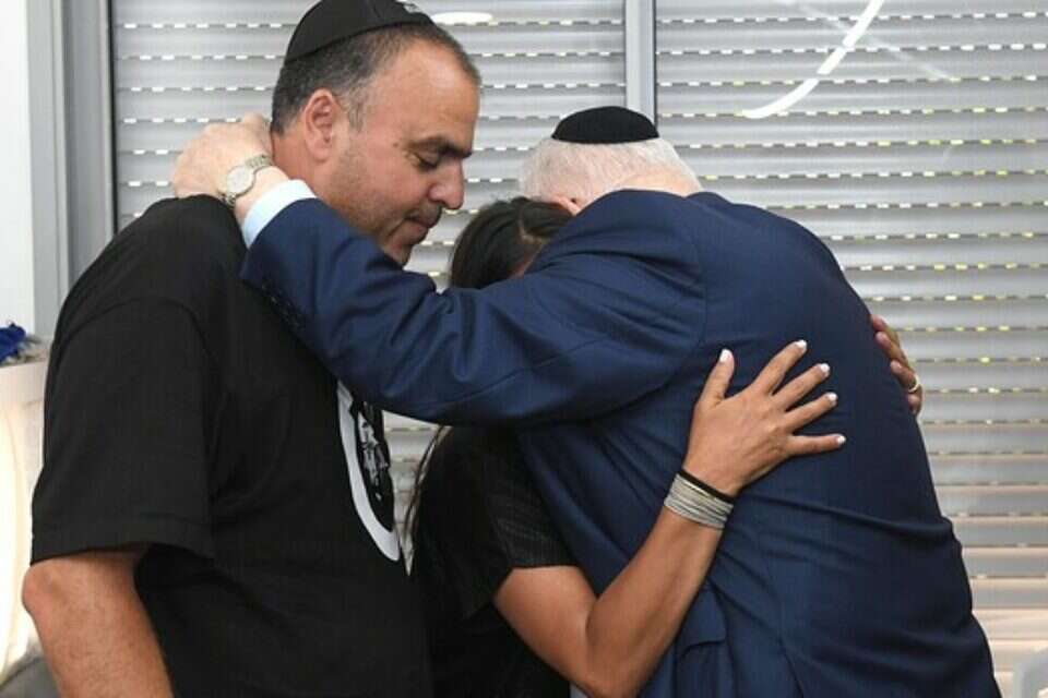 ריבלין עם הוריו של אביב לוי ז"ל // צילום: מארק ניימן, לע"מ ,