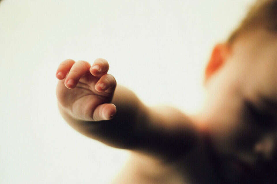 התינוק אושפז בבית חולים כשהוא בוכה וסובל מקור , Getty Images