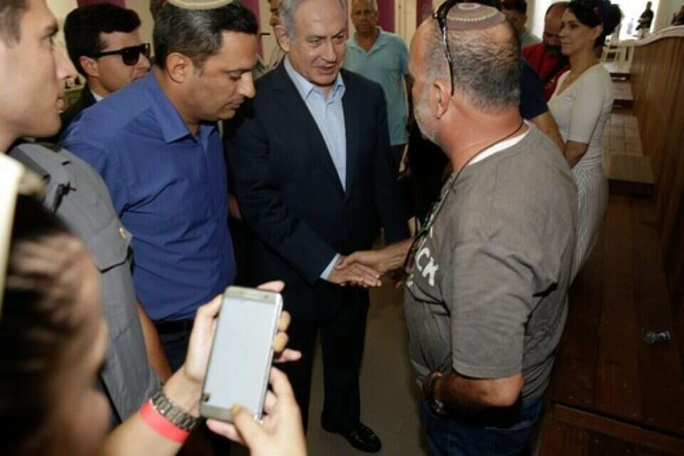 נתניהו בפגישה עם אביה של אלה אבוקסיס שנהרגה מפגיעת קסאם // צילום: יהודה פרץ // נתניהו בפגישה עם אביה של אלה אבוקסיס שנהרגה מפגיעת קסאם // צילום: יהודה פרץ ,