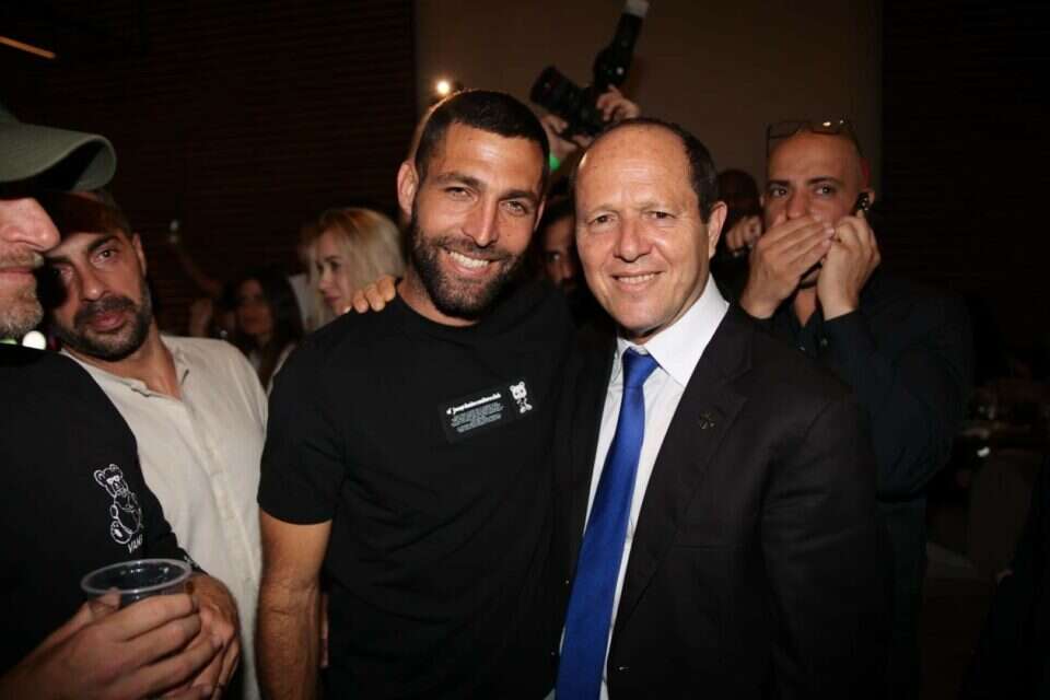 שכטר עם ניר ברקת. חוגג לפני הגמר ולא סופר קלוריות ,