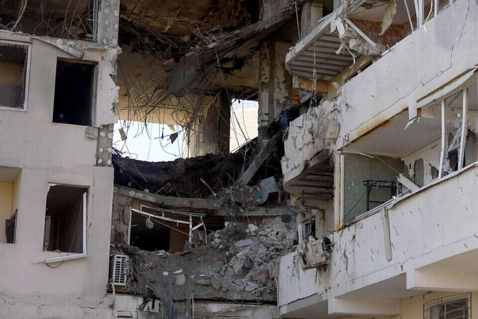 מקום התקיפה שבה נהרגו אם וביתה ביום שבת באודסה , Igor Tkachenko / רויטרס