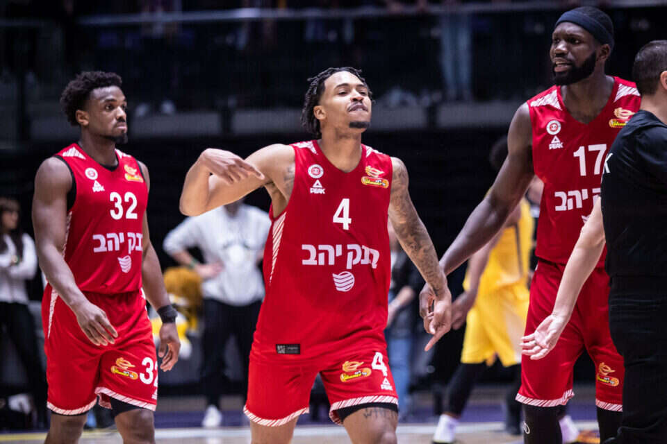 אדאמס בטירוף מול חולון במשחק הקודם. יחגוג גם הערב? , עודד קרני