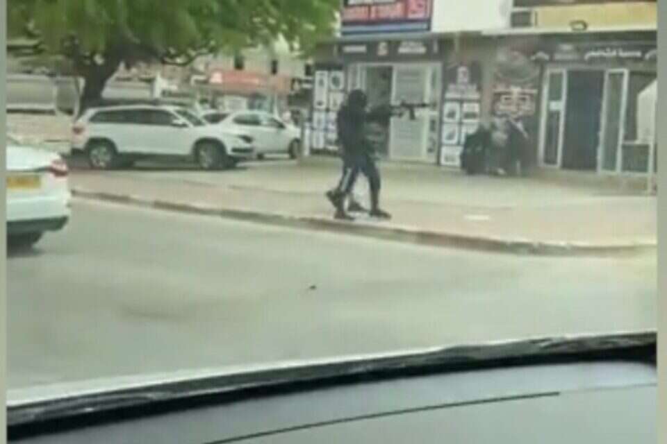 חמושים יורים לעבר חנויות ברהט (ארכיון) , השימוש נעשה בהתאים לסעיף 27א' לחוק זכויות היוצרים