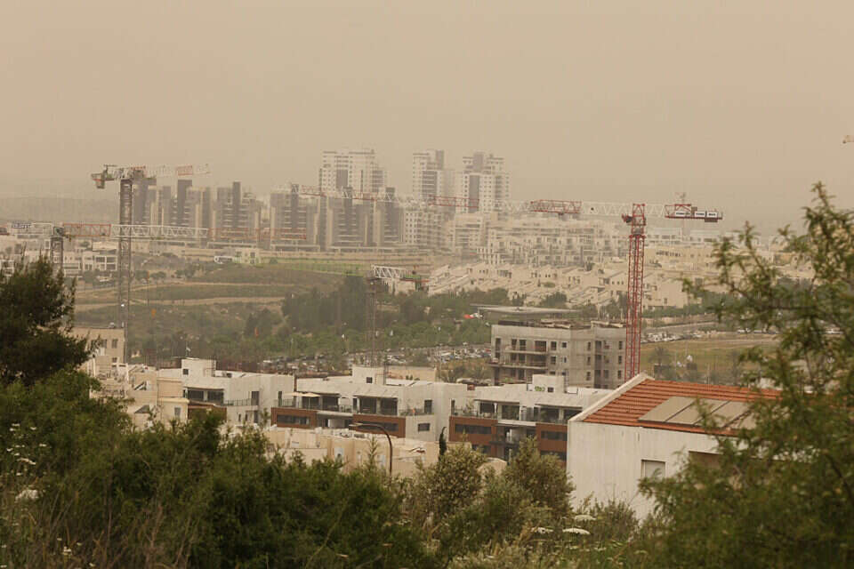 אובך מעל העיר מודיעין
, יהונתן שאול