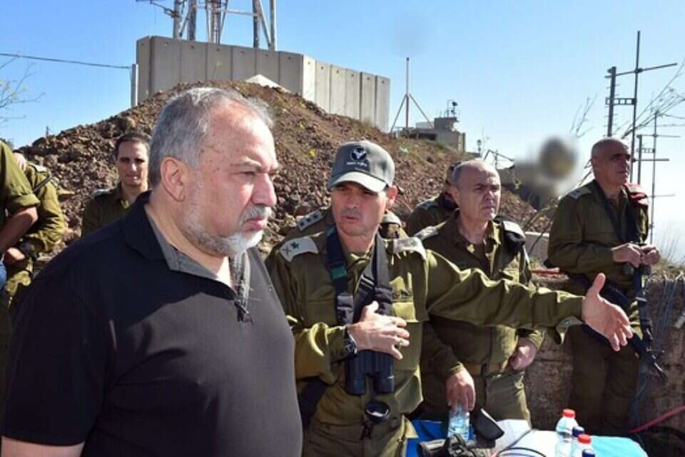 שר החוץ ליברמן מסייר בגבול סוריה // צילום: דובר צה"ל // שר החוץ ליברמן מסייר בגבול סוריה // צילום: דובר צה"ל , 
