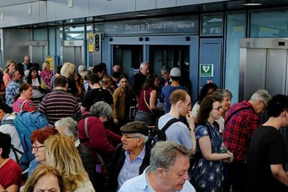 בקרוב ימתינו זמן נוסף בדרך למטוס? בריטים בטרמינל בבריטניה // צילום: איי. אף. פי. ,
