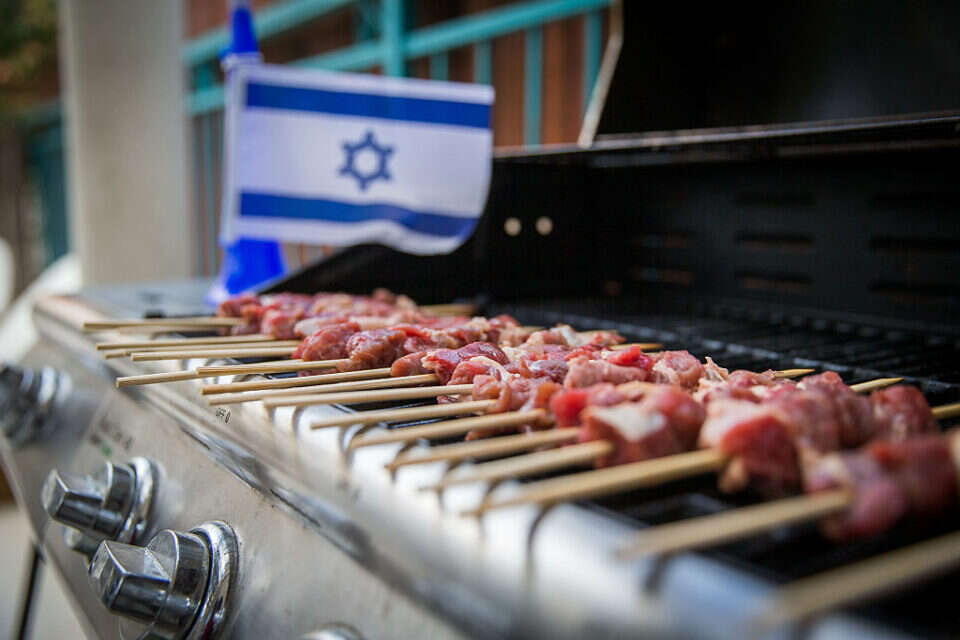 מנגל ביום העצמאות (ארכיון) , אורן בן חקון