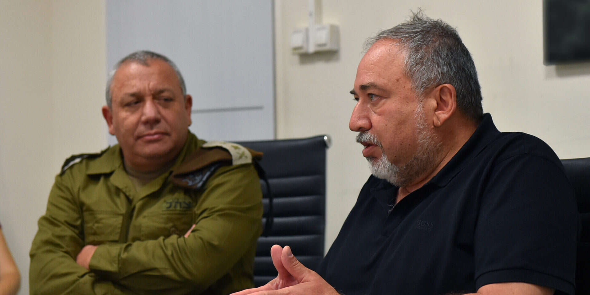 אביגדור ליברמן לצד גדי איזנקוט בימיו כרמטכ"ל , אריאל חרמוני, משרד הביטחון