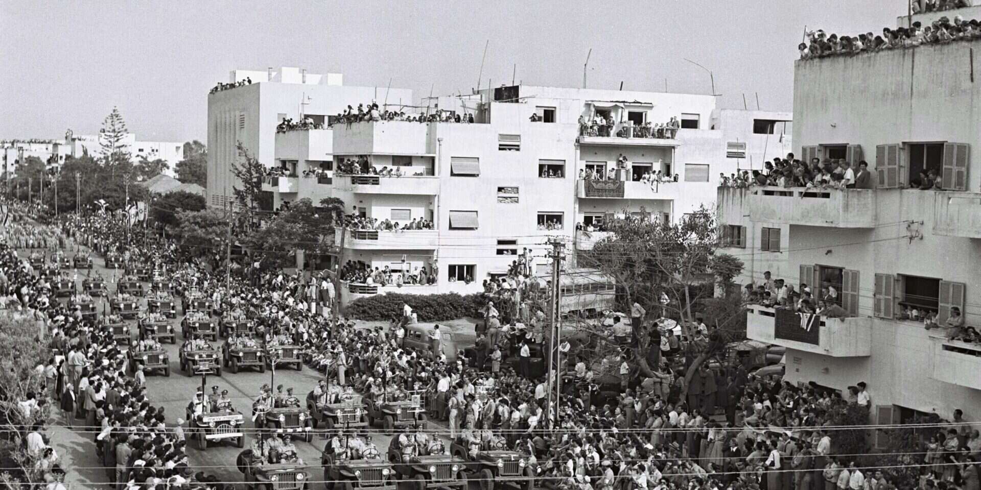 מצעד צה"ל עובר ברחובות תל אביב ביום העצמאות, 1952 , טדי בראונר, לע"מ